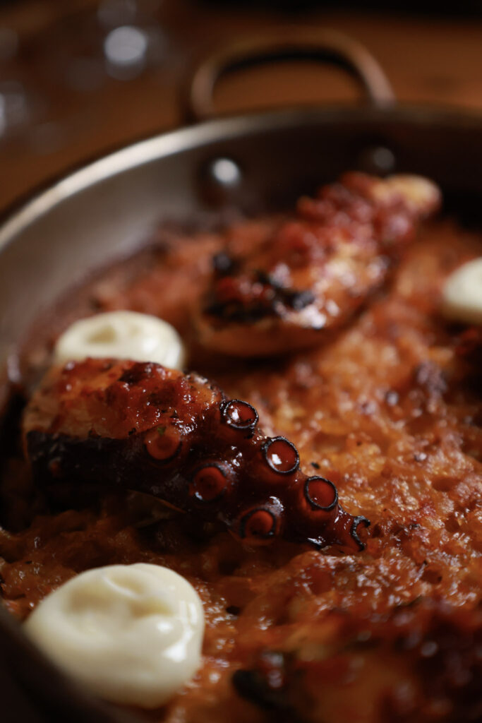 Glazed grilled meat with garlic aioli in a pan